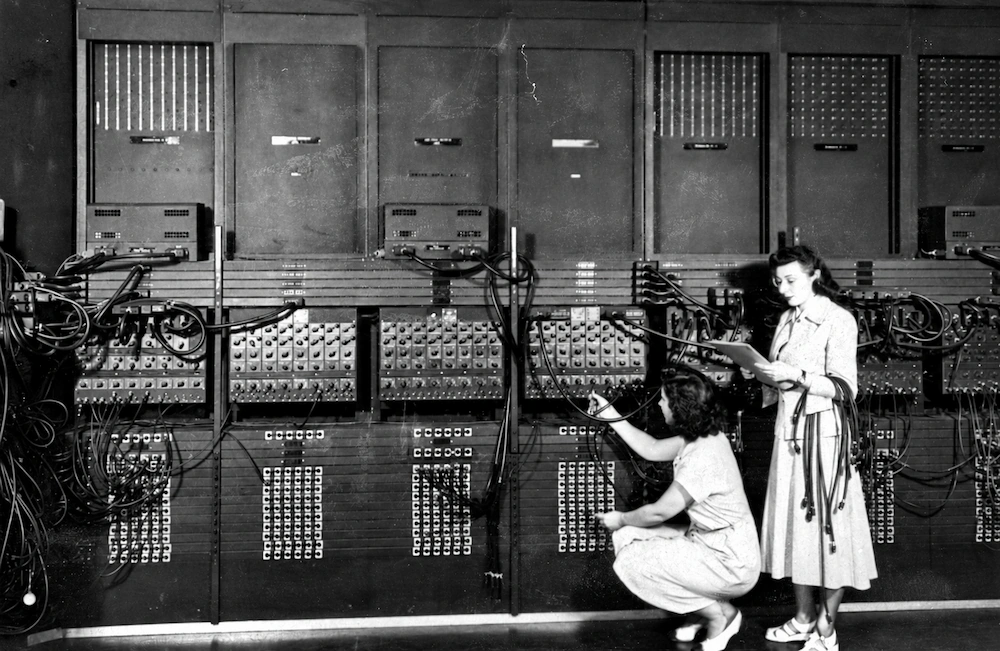 Programación del ENIAC / Marlyn Wescoff (de pie) y Ruth Lichterman (en cuclillas) Foto: (DP) ARL Technical Library Programación del ENIAC / Marlyn Wescoff (de pie) y Ruth Lichterman (en cuclillas) Foto: (DP) ARL Technical Library