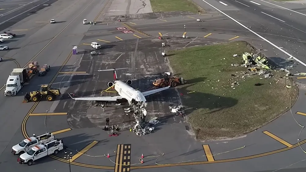 Vista aérea de los restos del avión y del cambión de bomberos rodeados por vehículos de emergencia