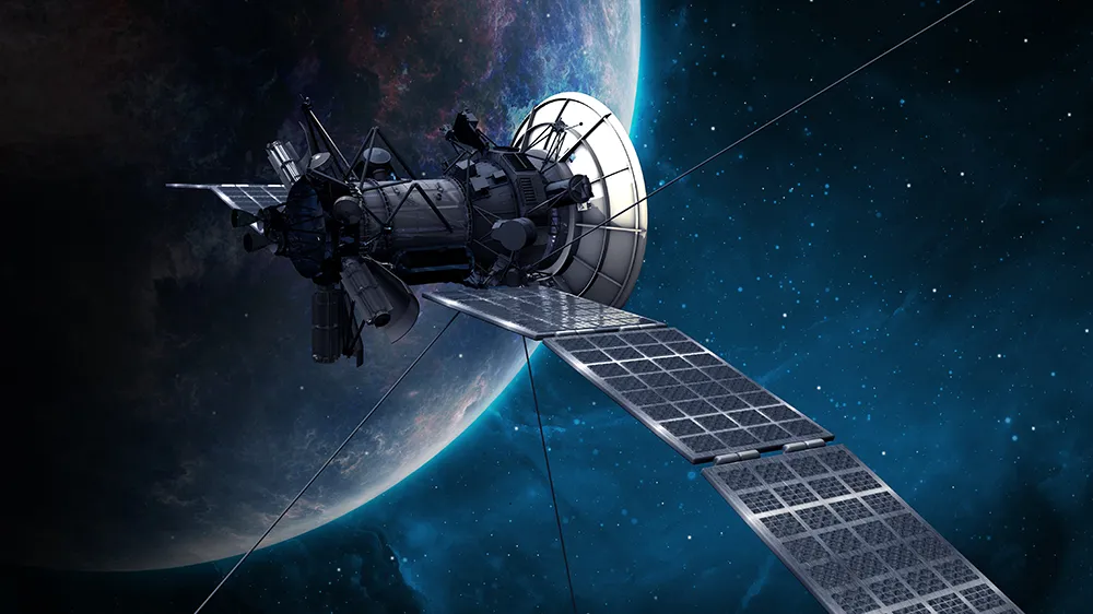 Pew, pew! Un satélite en el espacio con la Tierra al fondo