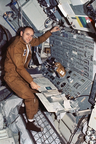 Alan Bean en el ATMDC del Skylab / NASA