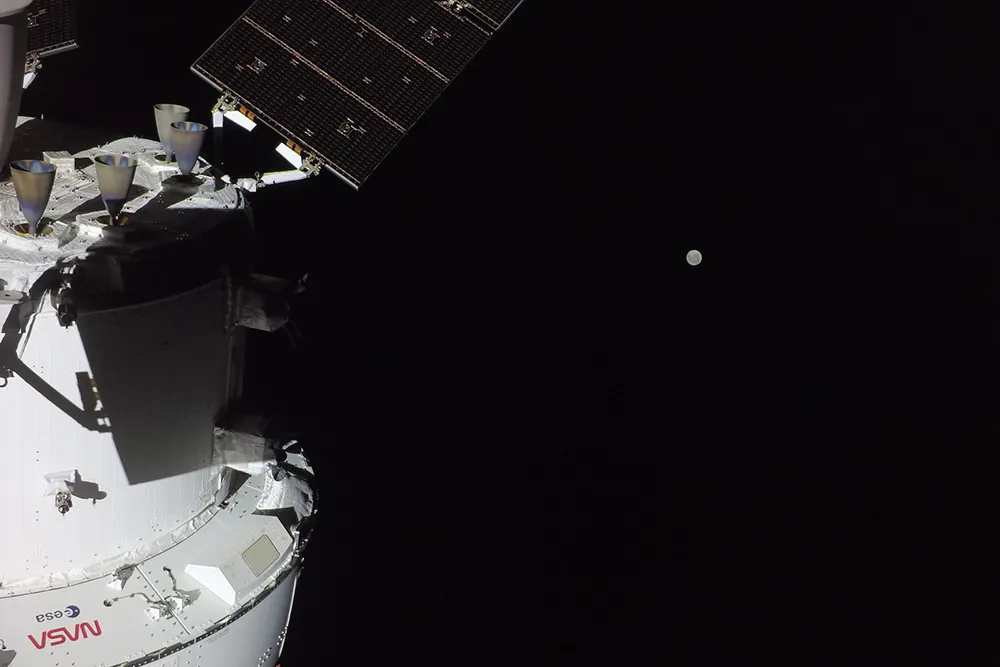 Imagen de Integrity vista desde abajo con el ESM en primer plano y la Tierra al fondo