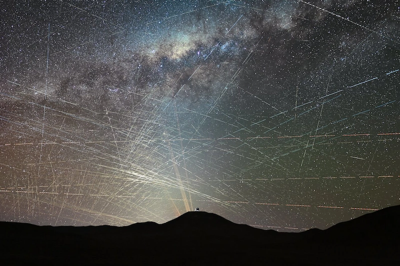 Una hora de satélites sobre el desierto de Atacama (Chile) / Foto: F. Kamphues, ESO/M. Kornmesser Una hora de satélites sobre el desierto de Atacama (Chile) / Foto: F. Kamphues, ESO/M. Kornmesser
