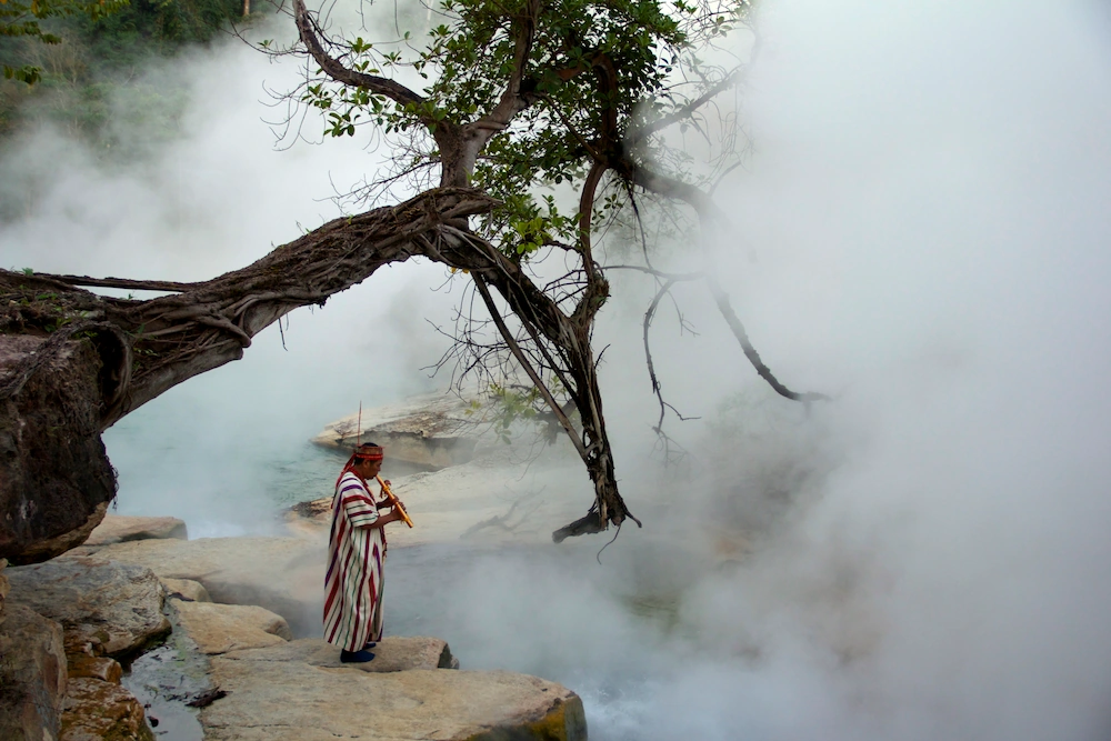 El río hirviente del Amazonas (Shanay-Timpishka) con el maestro Juan Flores. La temperatura del agua en el momento de la fotografía era de 86 °C. Imagen (CC) Wikimedia Commons