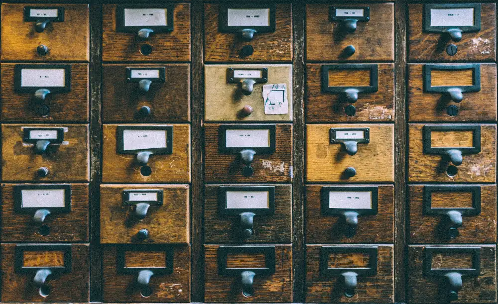 Mueble con el catálogo de fichas de una biblioteca
