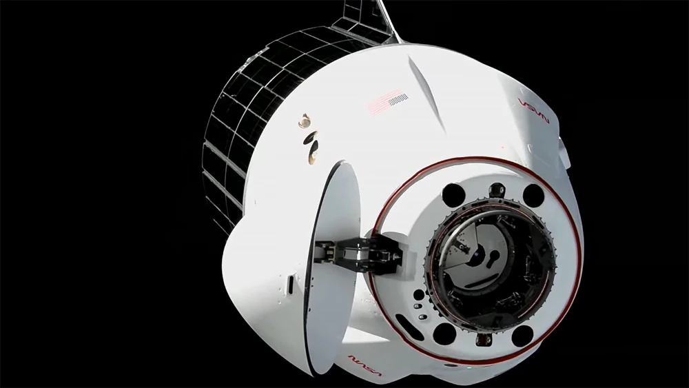 La cápsula vista contra la negrura del espacio