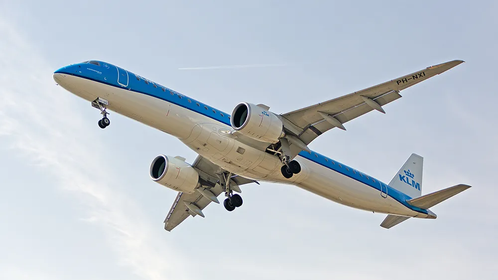 El avión visto desde abajo con el tren de aterrizaje extendido y bloqueado
