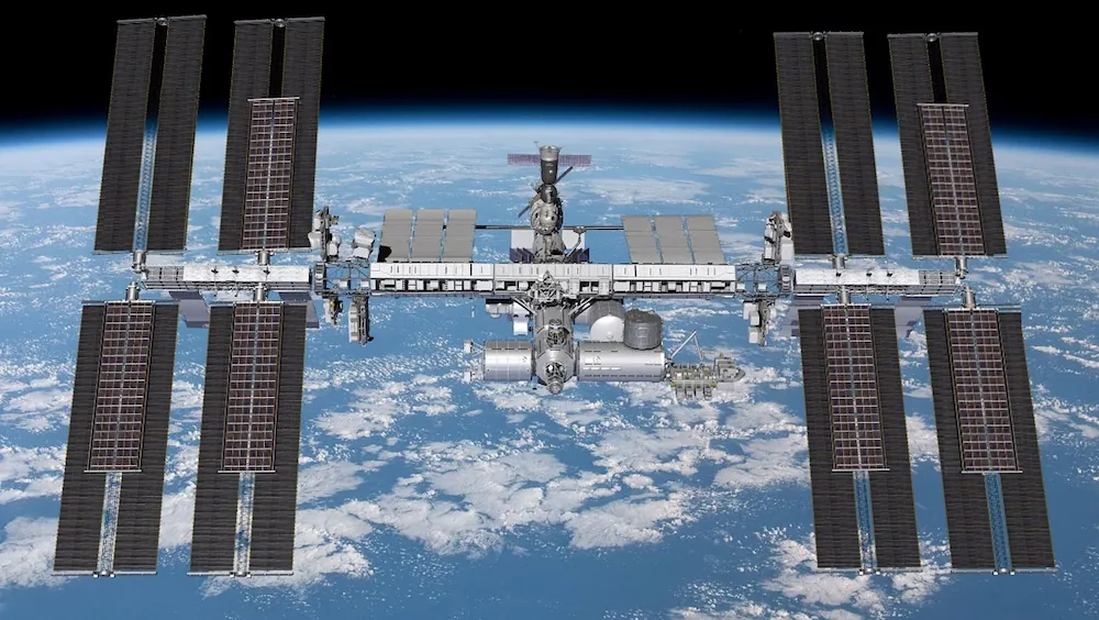 La EEI flotando en el espacio con los paneles perfectamente a la vista