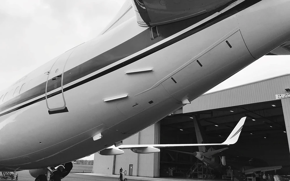Todo ayuda Foto de cerca de la parte trasera del fuselaje de un avión con finlests instalados