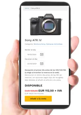 Una mano sujetando un móvil con la web de Fragmáticos