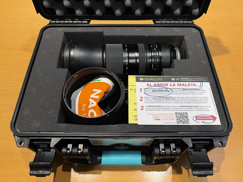 Un zomm 150-600 de Tamron en su maletín de transporte