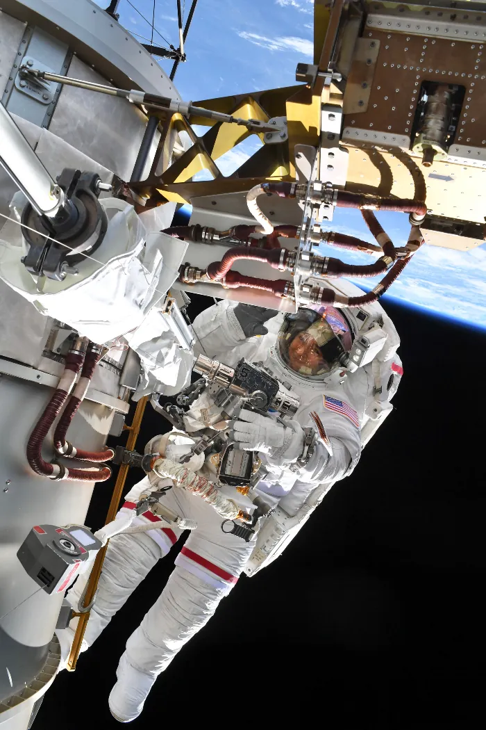 Jessica Meir durante el paseo espacial con la Tierra al fondo