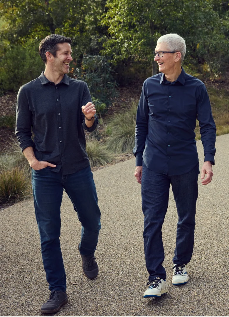 John Ternus y Tim Cook paseando lado a lado por el campus de Apple en una foto oficial de la empresa