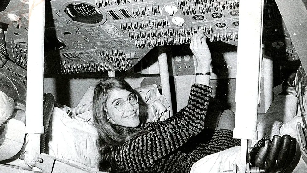 LMargaret Hamilton tumbada en uno de los simuladores del programa Apolo mientras hacía lo suyo