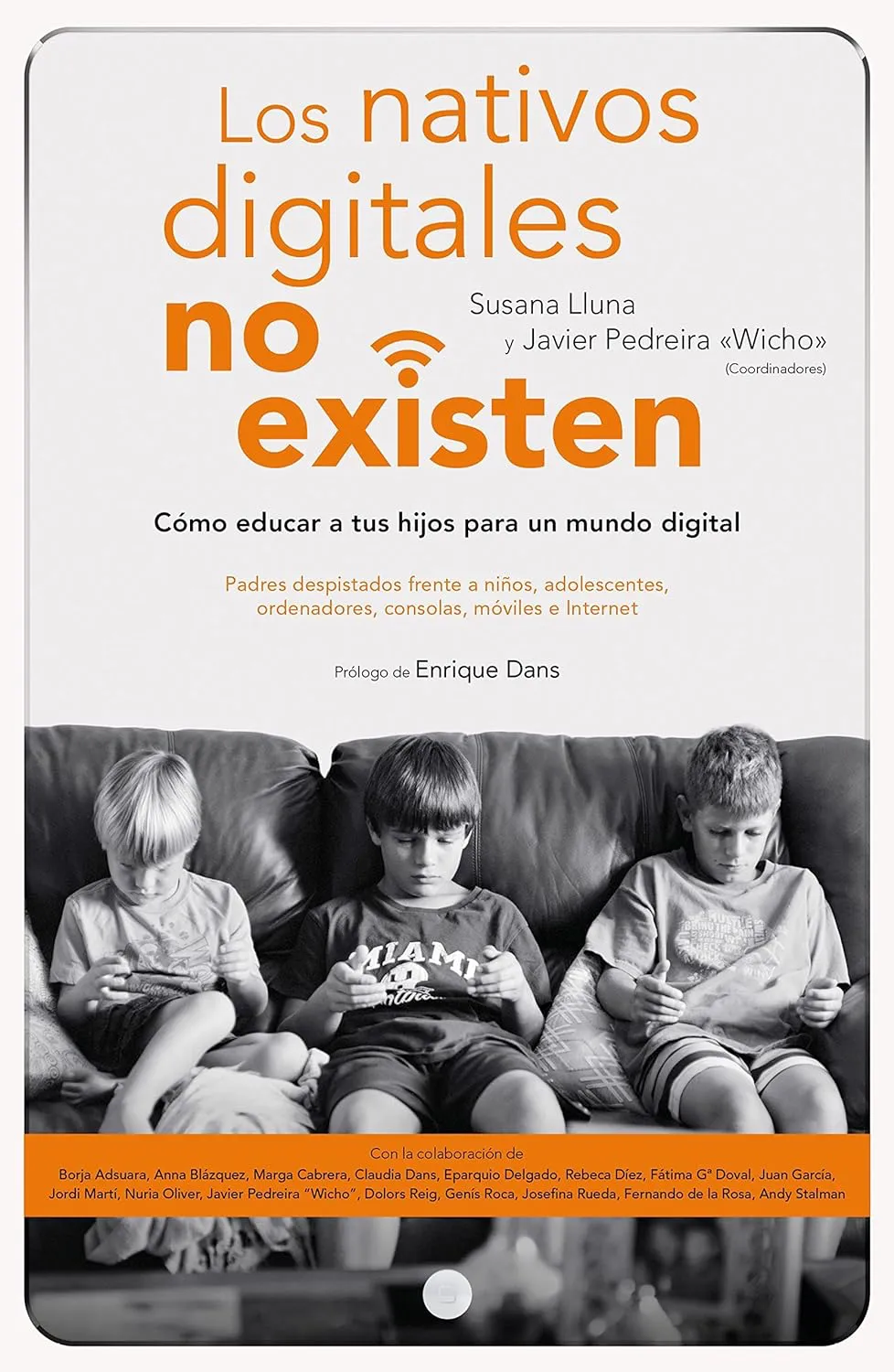 Portada de Los nativos digitales no existen ilustrada con una foto de la serie Removed de Eric Pickersgill en la que se ve a tres adolescentes sentados en un sofá en posición de estar usando dispositivos electrónicos pero con las manos vacías