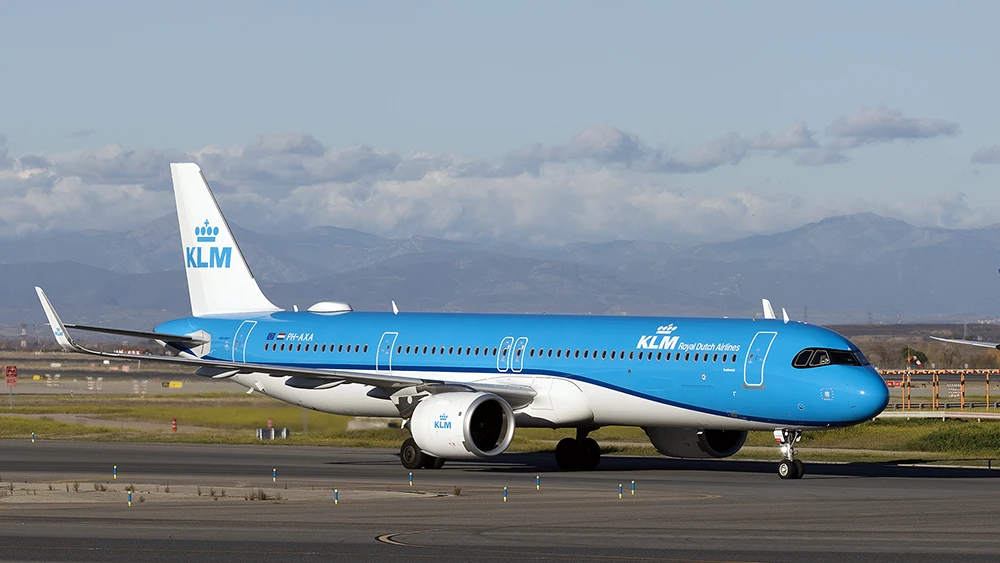 El avión visto de frente mientras gira hacia su izquierda