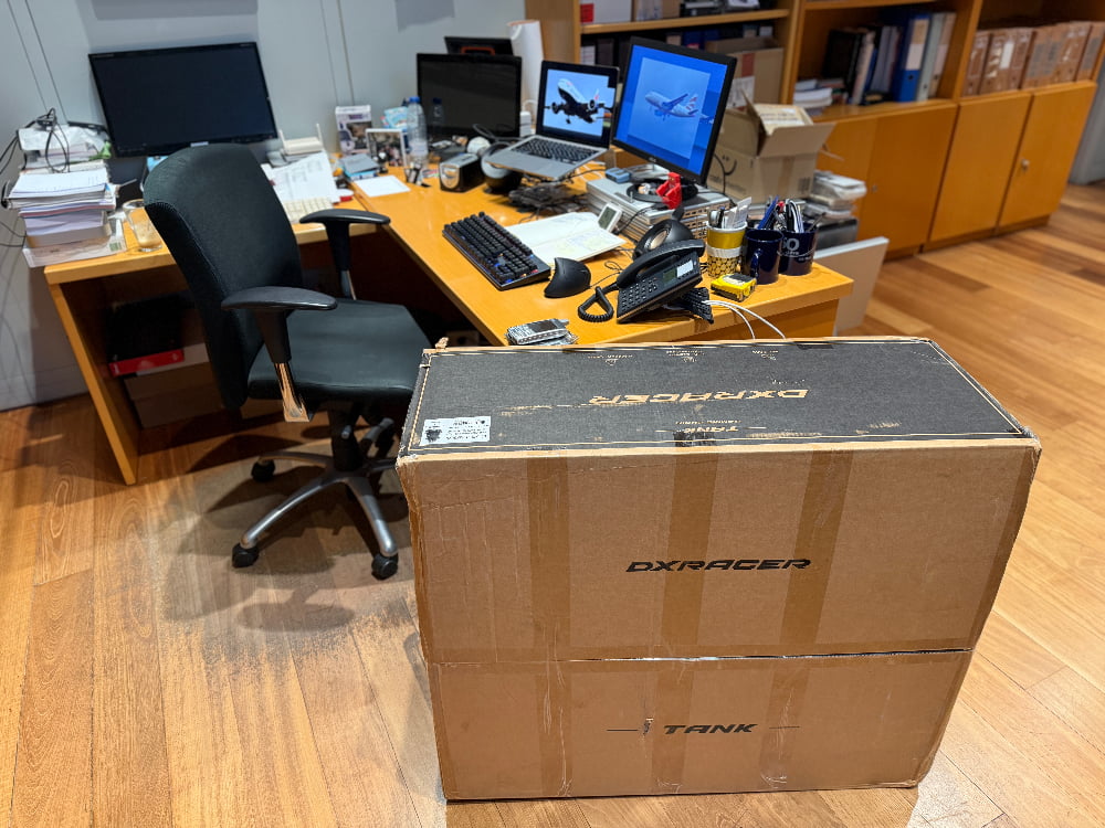 La caja frente a mi mesa