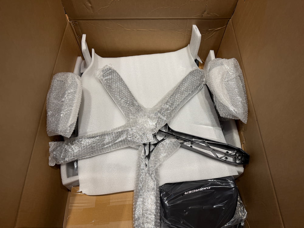 La caja abierta con todos los componentes de la silla aún dentro