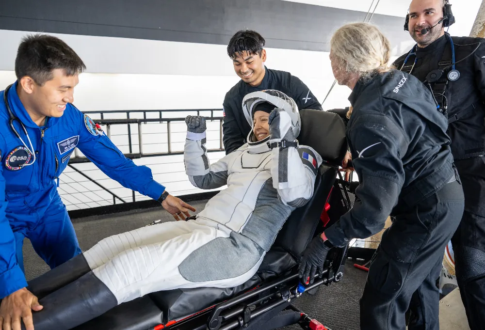 Todo sonrisas Sophien Adenot tumbada sobre una camilla en sus primeros fuera de la Crew Dragon