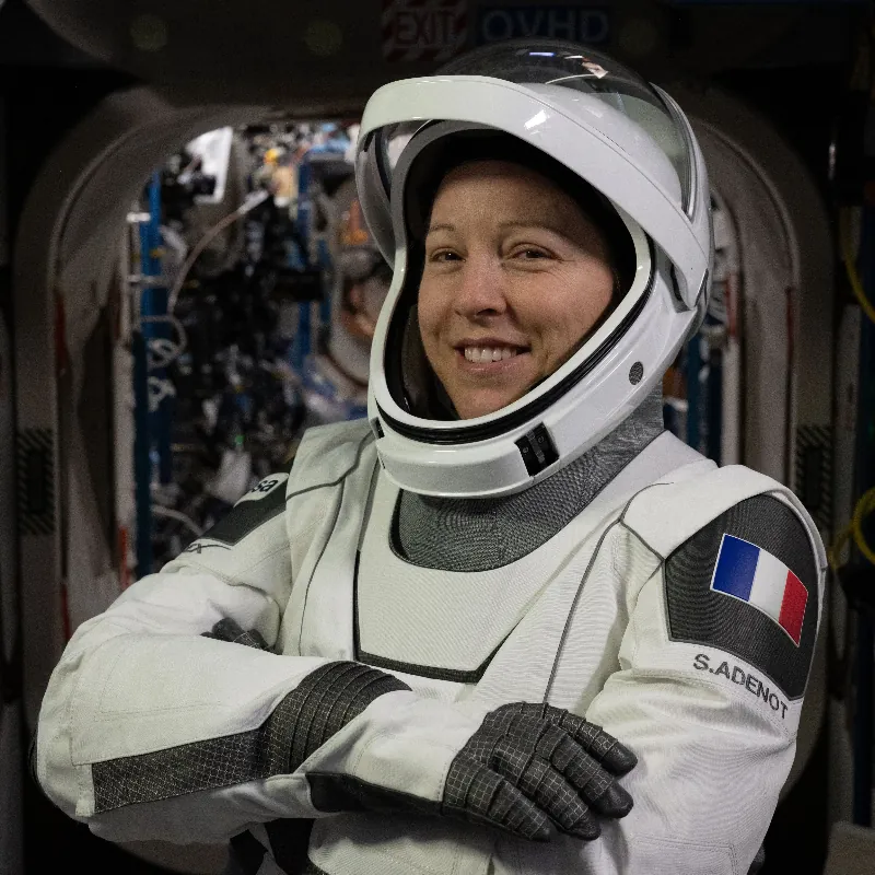 Sophie Adenot fotografiada a bordo de la EEI con el traje intravehicular que lleva en la Crew Dragon
