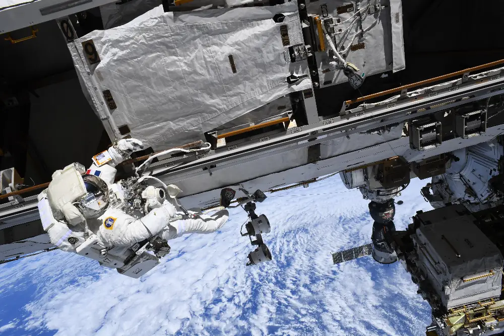 Eso sí que son vistas Sohie Adenot en el exterior de la Estación Espacial Internacional con la Tierra al fondo