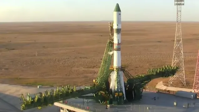 Vista aérea de la plataforma de lanzamiento con el cohete ya instalado en ella