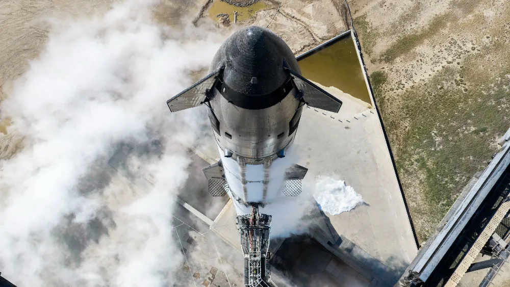 Vista del Starship desde arriba rodeado por condensación provocada por la cargade propelentes en sus depósitos