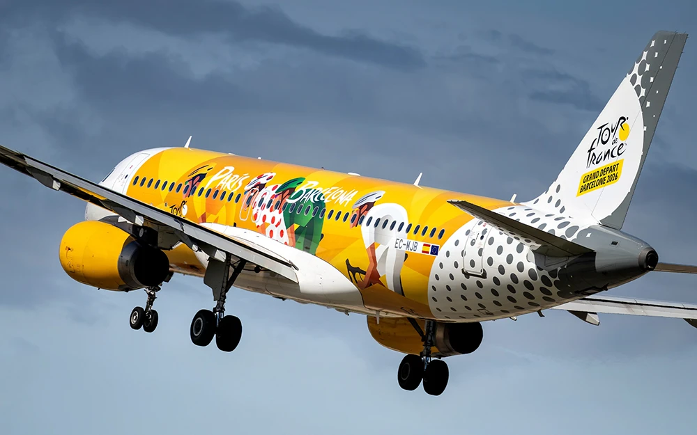 El avión visto desde atrás a la izquierda mientras despega