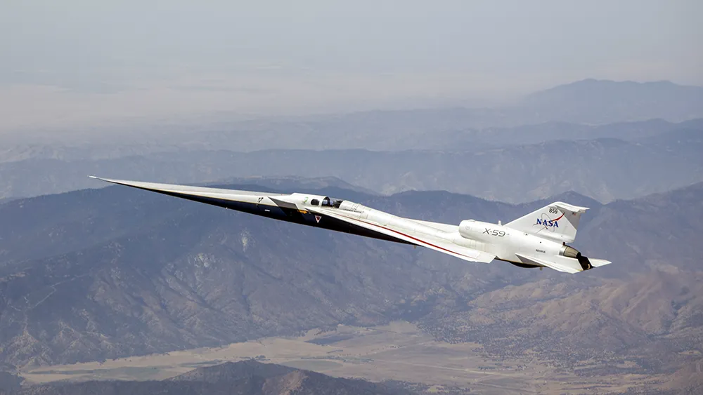 El avión con el morro ligeramente levantado con las montañas del desierto al fondo
