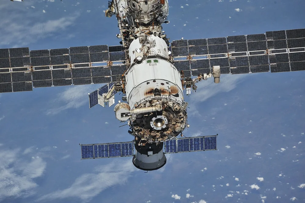 Foto de Zvezda visto desde arriba y atreás con la Tierra al fondo