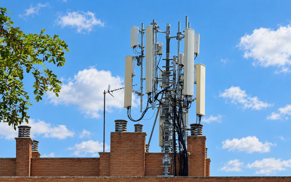 La radiación de las antenas de telefonía comparadas con una bombilla del salón (CC0) Alvy