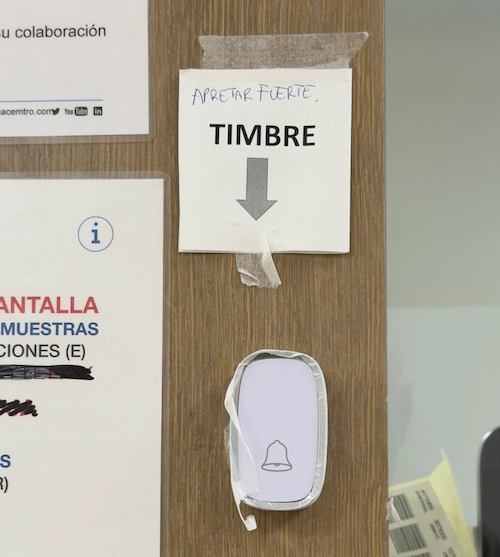 La insoportable levedad de los carteles junto a los dispositivos inútiles en los sitios públicos La insoportable levedad de los carteles junto a los dispositivos inútiles en los sitios públicos