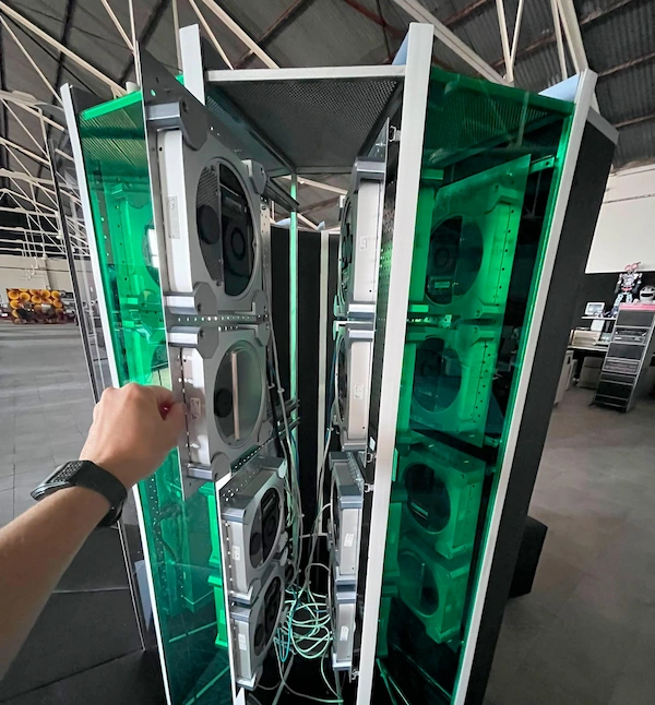 Los 30 Mac Mini que sirven de corazón a la réplica del Cray-1