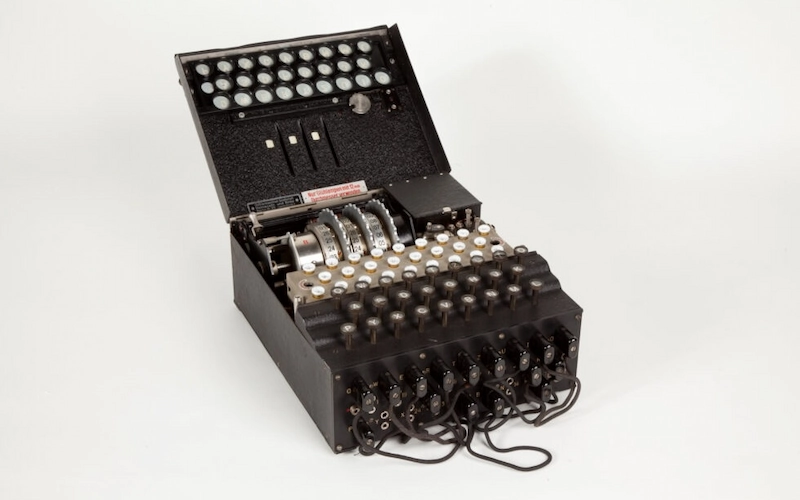 GPT-6 Astra descifra en dos días un mensaje criptográfico de la máquina Enigma de hace 85 años / (CC) Máquina Enigma @ Wikimedia