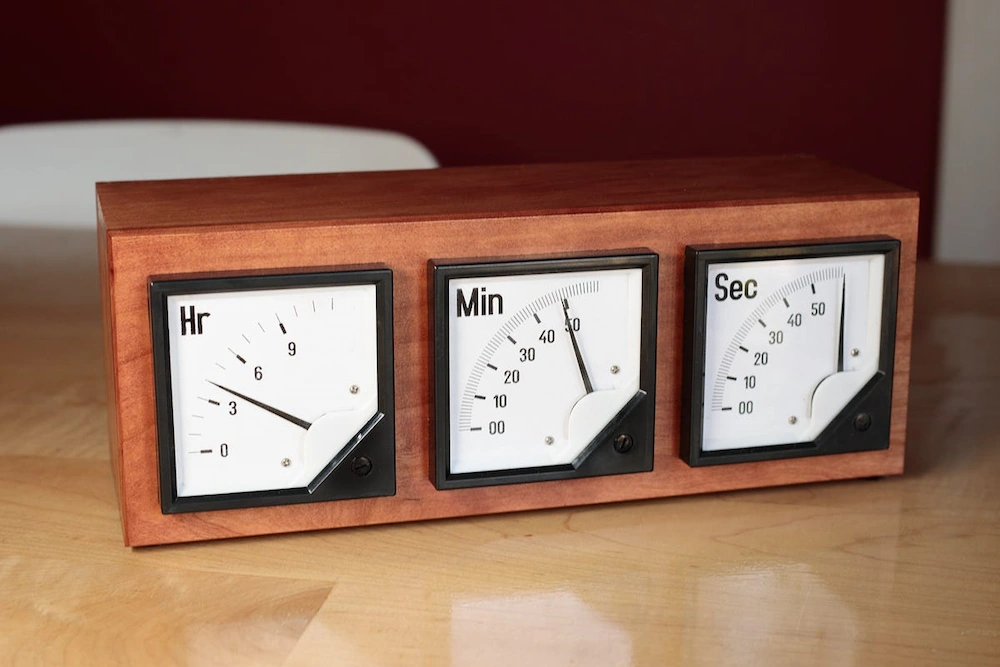 Bonitos relojes fabricados con voltímetros
