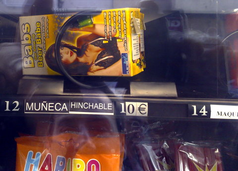 Muñeca hinchable en máquina de vending
