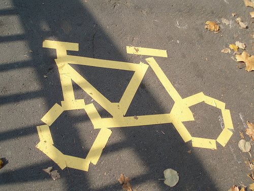 Carril bici señalizado con cinta por el Camarada Bakunin