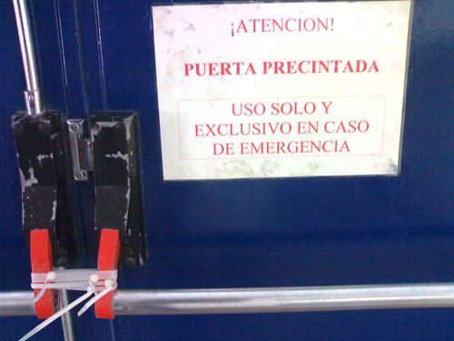 Puerta de emergencia precintada