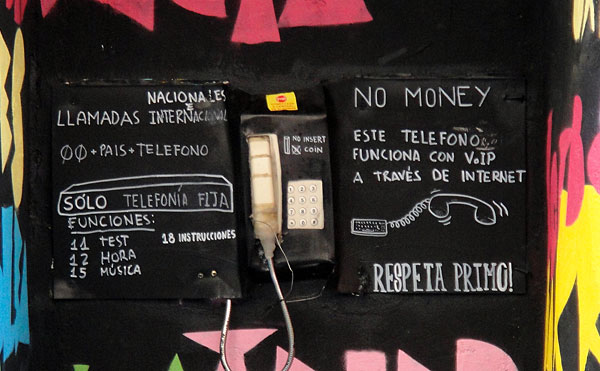 Teléfono VoIP en Casa Okupada, Calle del Pez (CC)-by Alvy